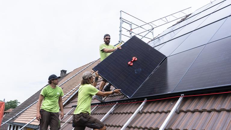montage-solarpanel-auf-dach